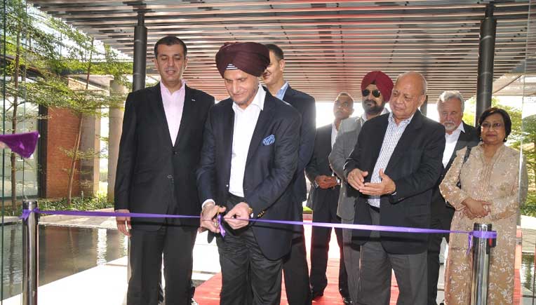 Onkar S Kanwar, Chairman, Apollo Tyres inaugurating the Global R&D Centre, Asia with Members of the Board and Senior Management team standing beside him