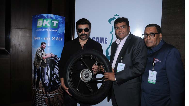 Sunny Deol with Rajiv Poddar, Joint Managing Director and Arvind Poddar, Managing Director, BKT.