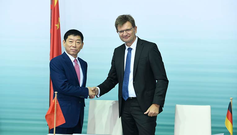 L-R.: Wei Jianjun, Founder and Chairman of Great Wall Motor, and Klaus Fröhlich, Member of the Board of Management of BMW AG, Development