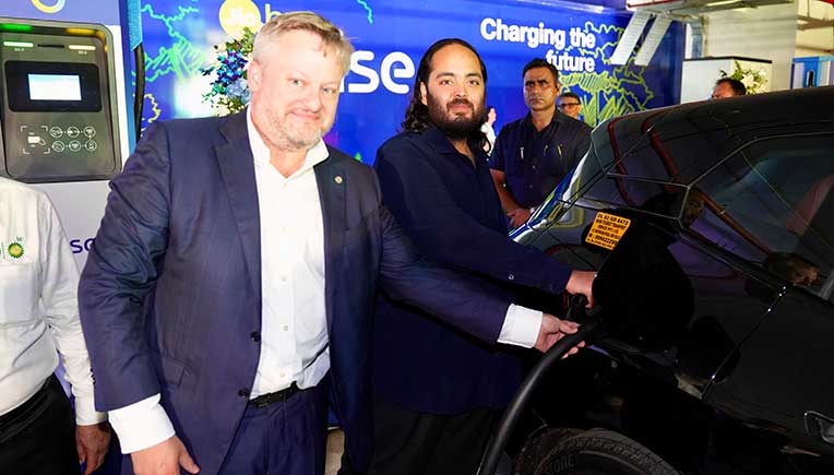 Anant Ambani , Murray Auchincloss inaugurate Jio-bp’s 500th EV-charging station 