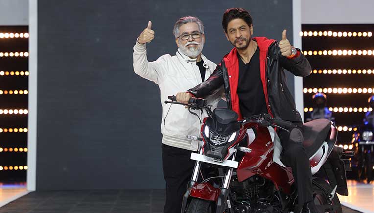 Dr Pawan Munjal, Chairman& CEO, Hero MotoCorp was accompanied by Bollywood star Shah Rukh Khan at the rollout of 100 millionth motorcycle. 