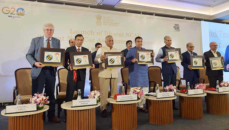 Union Minister for Road Transport and Highways Nitin Gadkari and Minister of State for Road Transport & Highways and Civil Aviation, General (Retd.) V.K. Singh, at the launch of Bharat NCAP 