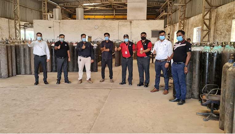 MG Motor India team with oxygen cylinders