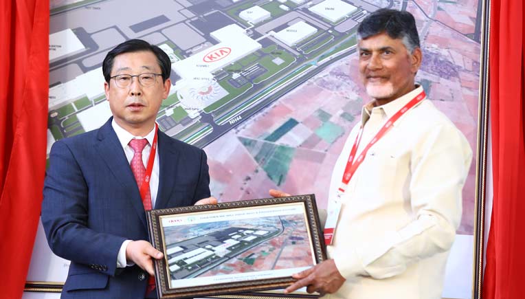 Han-Woo Park, President & CEO, Kia Motors Corporation with Chief Minister of Andhra Pradesh Chandrababu Naidu