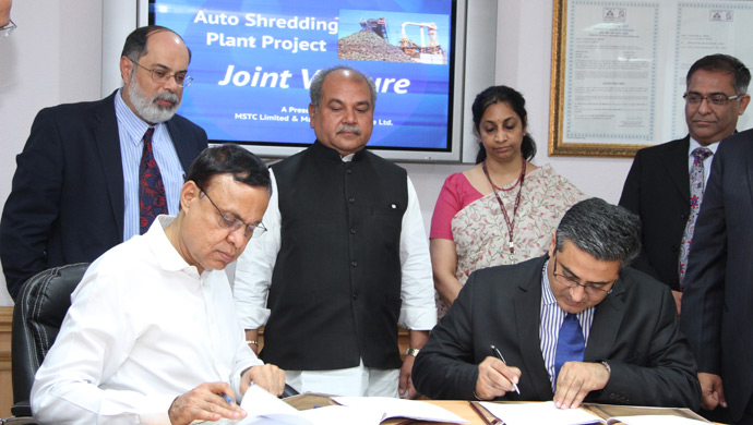 Narendra Singh Tomar (centre) at the signing of the MOU between Mahindra Intertrade and MSTC Ltd. S. K. Tripathi, Chairman & MD, MSTC Ltd. and Sumit Issar, MD, Mahindra Intertrade Ltd. signed the MOU.