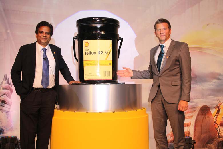 L to R Akhil Jha, Vice President Technical, Shell Lubricants India and Hans Gerdes, Shell Tellus Brand Manager unveiling the Shell Tellus S2 MX and Shell Tellus S2 VX