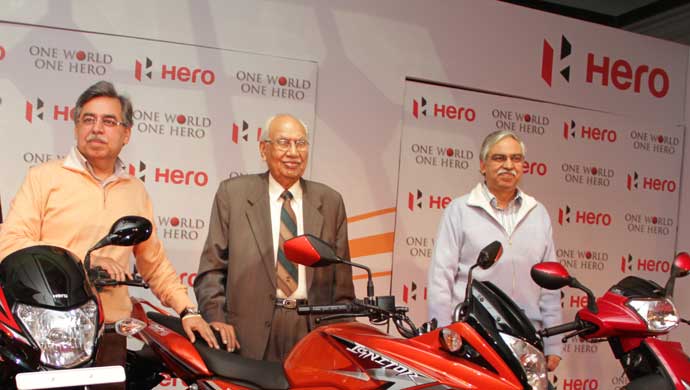 Brijmohan with his sons Pawan Kant Munjal (extreme left) and Sunil Kant Munjal. File photo