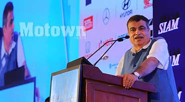 Gadkari leaves behind a belligerent tone and assures auto industry