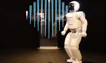 Honda’s Asimo attends Govt summit in Dubai and meets with Royals
