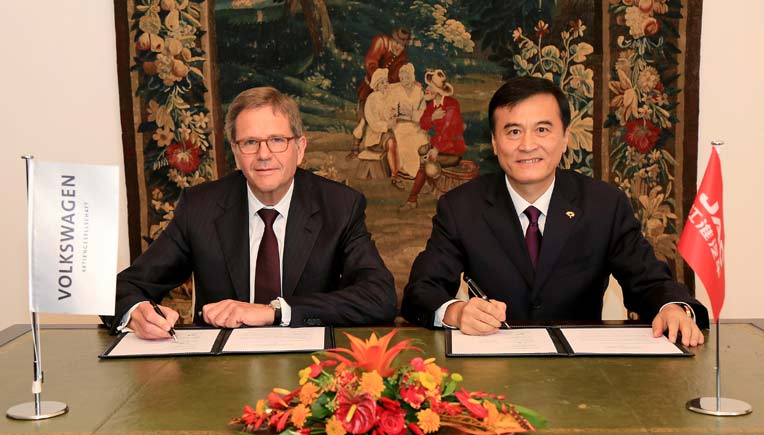 Prof. Dr. Jochem Heizmann, Member of the Board of Management of Volkswagen Aktiengesellschaft as well as President and CEO of Volkswagen Group China, and An Jin, Chairman of the JAC, China