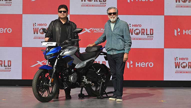 Dr Pawan Munjal, Executive chairman and Mr Niranjan Gupta, CEO, Hero MotoCorp at the launch of the Hero Xtreme 125R