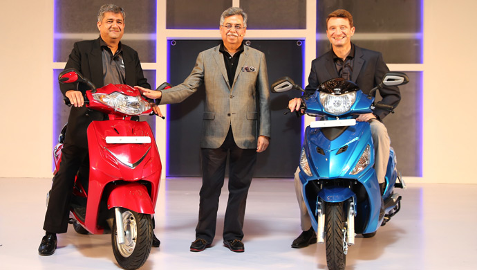Pawan Munjal with senior officials and the new scooters