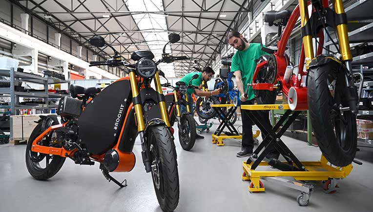 LML, eROCKIT of Germany sign LOI to form JV to manufacture hyperbike in India 