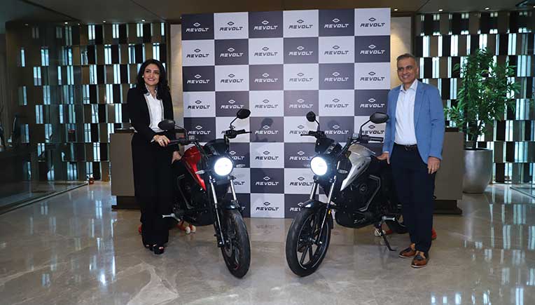 Ms. Anjali Rattan, Chairperson of RattanIndia Enterprises along with Mr. Rajiv Rattan, Chairman of RattanIndia Enterprises launched the Revolt RV BlazeX