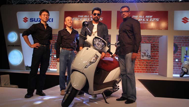Satoshi Uchida, Managing Director, SMIPL (2nd from left) with TV host Rannvijay Singh and Sajeev Rajasekharan - Executive Vice President of Sales and After Sales, SMIPL (extreme right).  