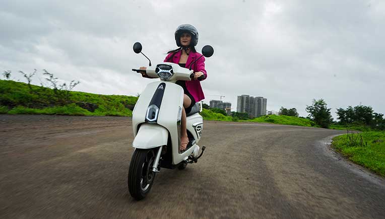 iVoomi Energy unveils JeetX e-scooter with extra power at Rs 99,999