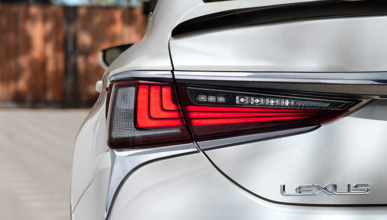 Lexus ES-Tail-Lamp-Chrome-Garnish