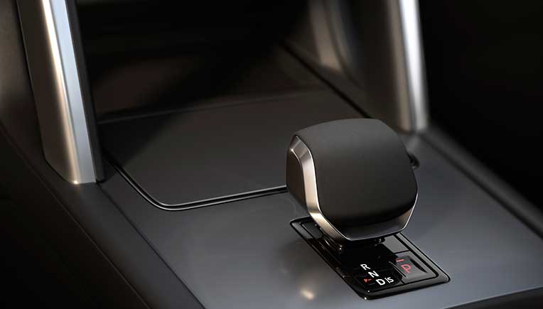 New-gear-shifter-surrounded-by-a-dark-anodised-aluminium-trim-finisher