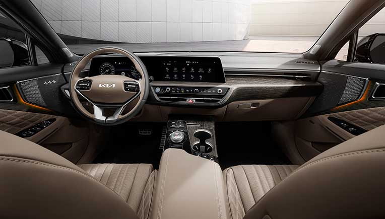 A picturesque look at luxury sports sedan Kia K8 interior