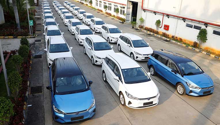BYD India hands over first batch of e6 electric vehicles