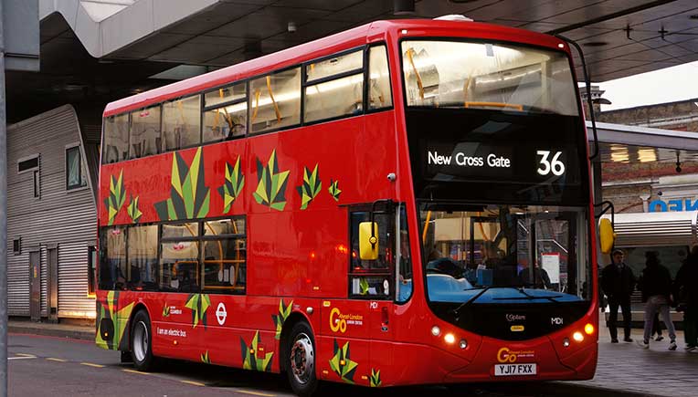 Zero-emissions on the Thames: Starting in summer 2019, the AxTrax AVE electric drive axle from ZF will support all-electric driving on 31 double-decker buses in London. 