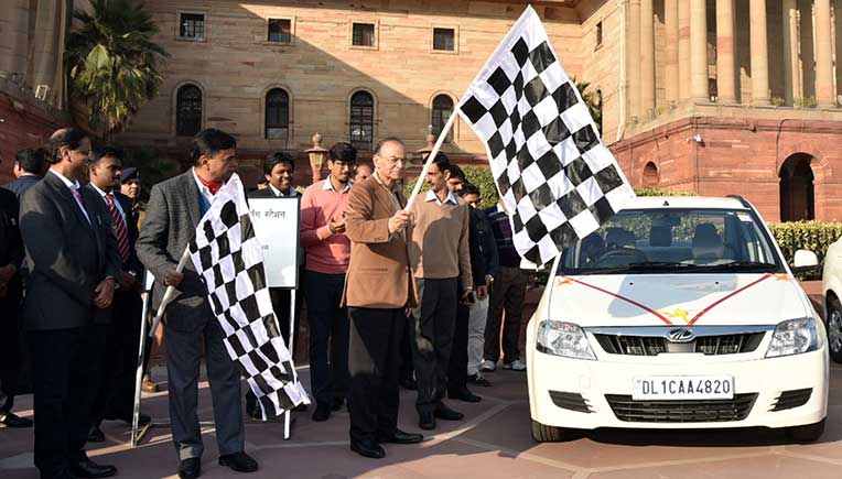 Jaitley inaugurates electric vehicle charging station in North Block; Hands over 15 EVs