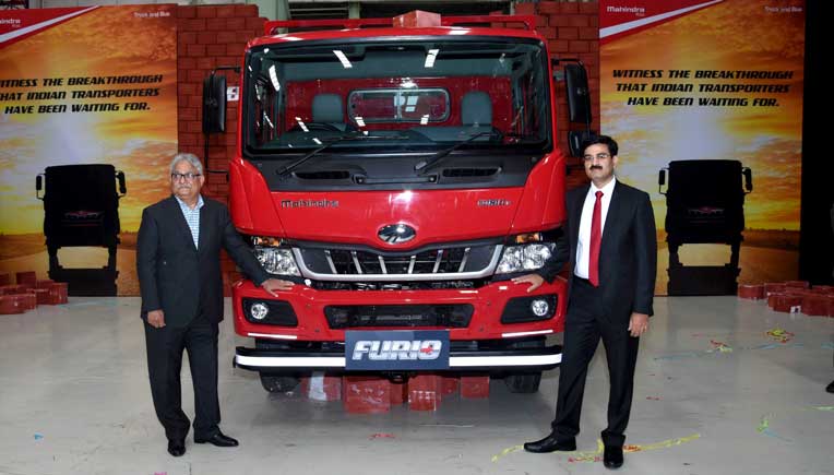 (L) Rajan Wadhera, President, Automotive Sector with Vinod Sahay, CEO, Mahindra Truck and Bus and Construction Equipment Divisions, Mahindra & Mahindra Ltd. 