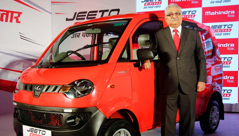 Rajan Wadhera, President, Automotive Sector, Mahindra & Mahindra Ltd with the Mahindra Jeeto minivan