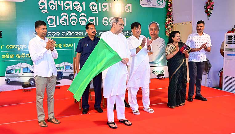 Chief-Minister-of-Odisha-Naveen-Patnaik-flags-off-the-Winger-veterinary-vans-in-Bhubaneshwar