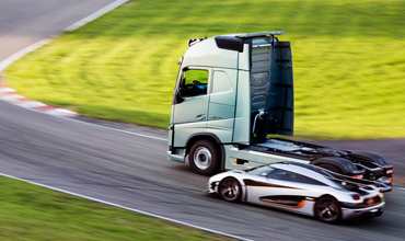 The Volvo FH truck races against the Koenigsegg