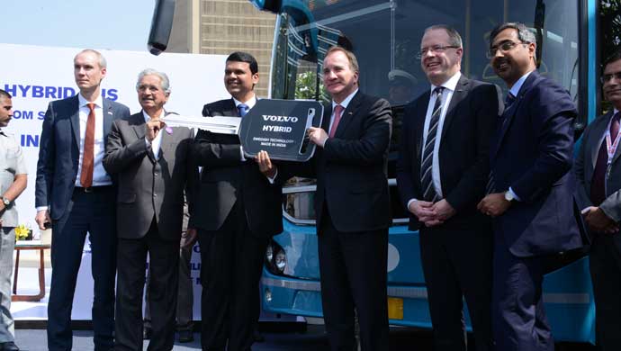 Ceremonial exchange of keys to the Volvo 8400 hybrid city bus