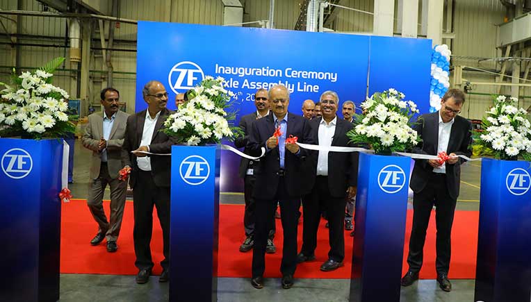 Ribbon cutting ceremony with Suresh KV, Head of ZF Region India (left), Vipin Sondhi, MD & CEO of JCB India (mid) and Tilo Huber, Head of ZF business unit Construction Equipment (right).