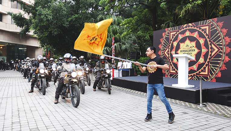 Yadvinder-Singh-Guleria,-Chief-Commercial-Officer,-Royal-Enfield-flagging-off-the-19TH-Edition-of-the-Himalayan-Odyssey