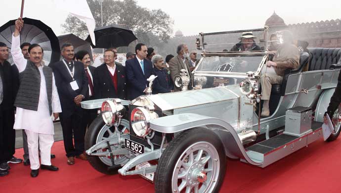 Dr. Mahesh Sharma, Tourism Minister with Madan Mohan, Founder, 21 Gun Salute at Red Fort flagging off vintage car rally 