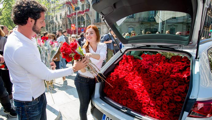 At sunrise, several florists for the day began placing roses in the car. The final count was 1,500 with the rear seat backrests folded, leaving 1,470 litres of loading space in the boot of X-Perience