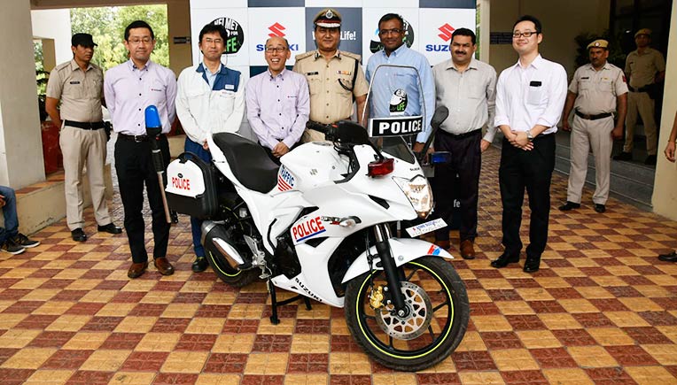 Satoshi Uchida, Managing Director, SMIPL handovers the keys for 10 Gixxer motorcycles to Gurugram Police commissioner along with Sajeev Rajasekharan, Executive Vice President, SMIPL