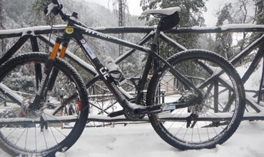 Hero Action Team cycles in deep snow in Himachal Pradesh