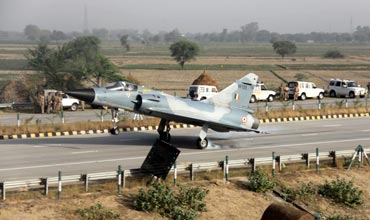 Indian Air Force(IAF) Mirage -2000 lands at Yamuna Expressway 