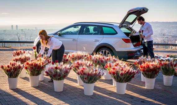 Spreading love and roses in a SEAT car! 