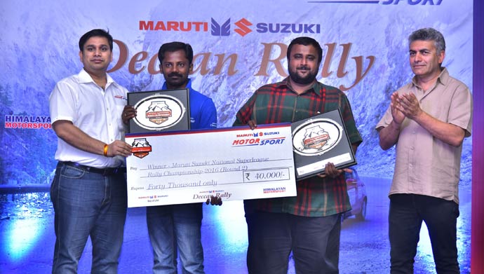 Maruti Suzuki Deccan Rally winners Karthick Maruti and S Sankar Anand being felicitated by Amit Kamat, Maruti Suzuki Regional Manager (West)